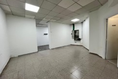 Local Comercial En Buen Estado Con Amplio Escaparate En Zona Ayuntamiento