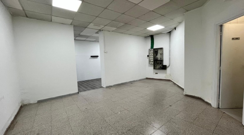 Local Comercial En Buen Estado Con Amplio Escaparate En Zona Ayuntamiento
