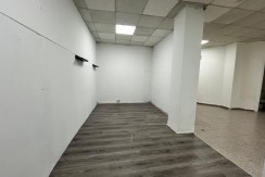 Local Comercial En Buen Estado Con Amplio Escaparate En Zona Ayuntamiento