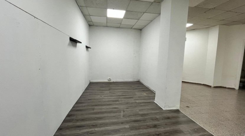 Local Comercial En Buen Estado Con Amplio Escaparate En Zona Ayuntamiento