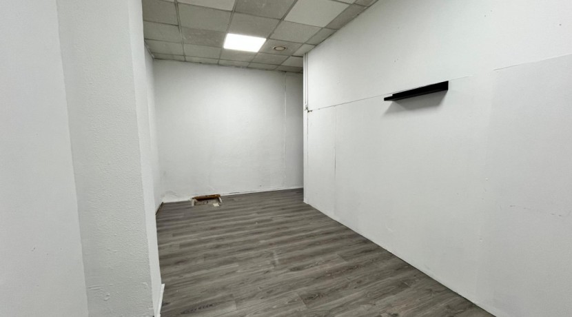 Local Comercial En Buen Estado Con Amplio Escaparate En Zona Ayuntamiento