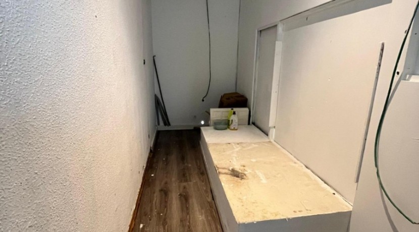 Local Comercial En Buen Estado Con Amplio Escaparate En Zona Ayuntamiento