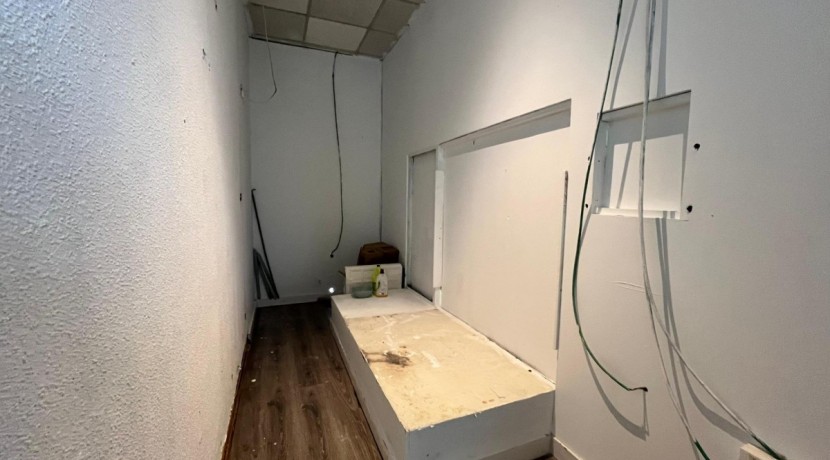 Local Comercial En Buen Estado Con Amplio Escaparate En Zona Ayuntamiento