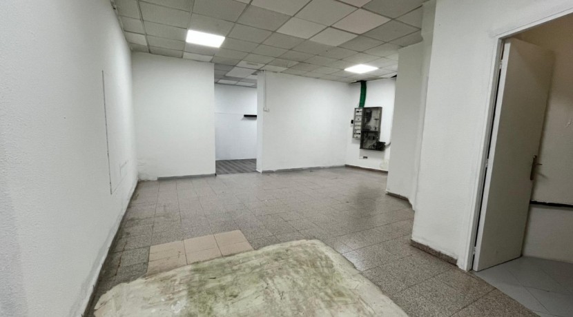 Local Comercial En Buen Estado Con Amplio Escaparate En Zona Ayuntamiento