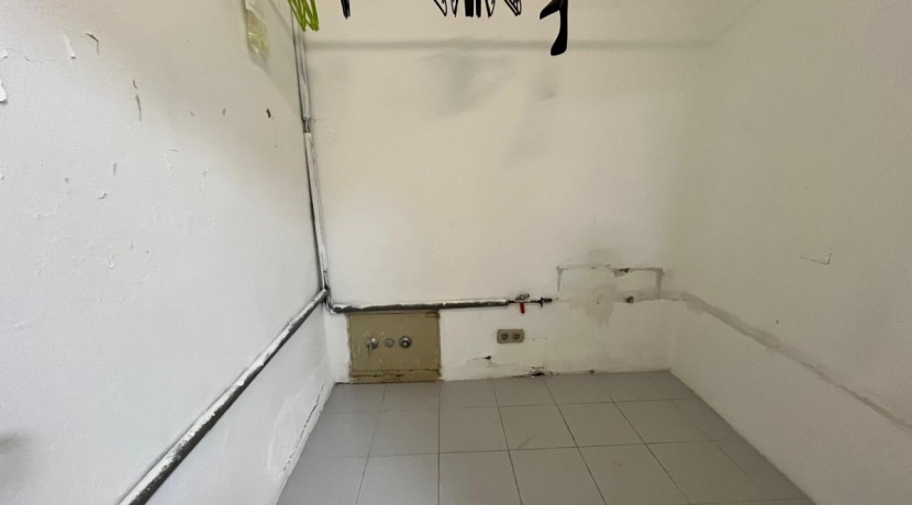 Local Comercial En Buen Estado Con Amplio Escaparate En Zona Ayuntamiento