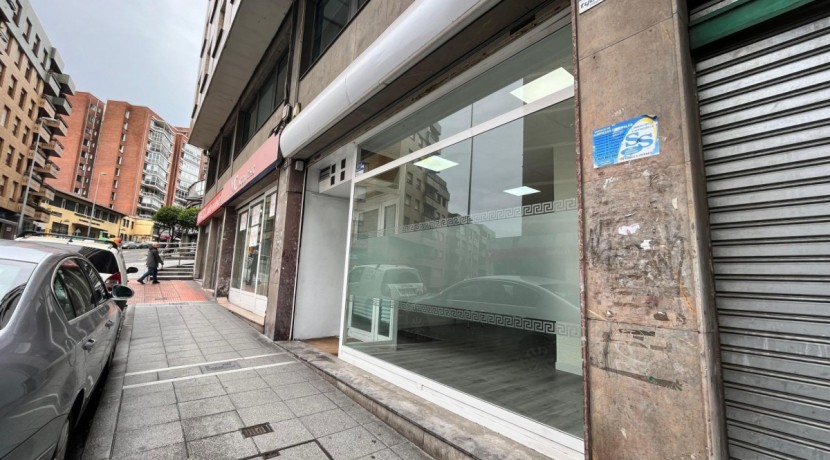 Local Comercial En Buen Estado Con Amplio Escaparate En Zona Ayuntamiento