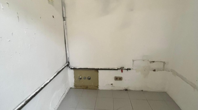 Local Comercial En Buen Estado Con Amplio Escaparate En Zona Ayuntamiento