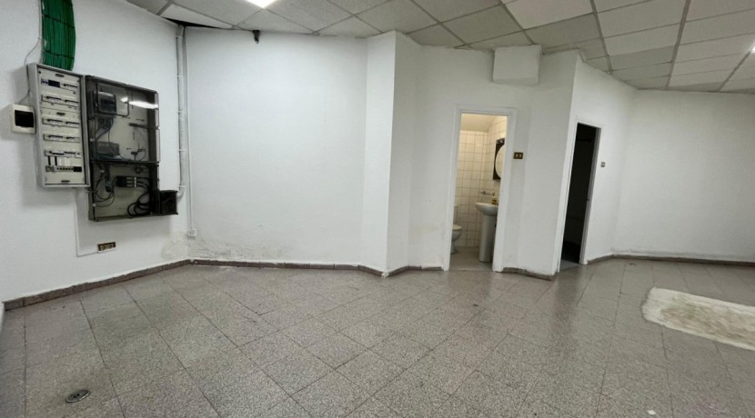 Local Comercial En Buen Estado Con Amplio Escaparate En Zona Ayuntamiento