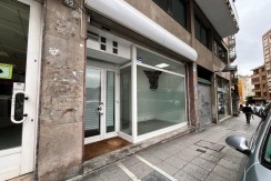 Local Comercial En Buen Estado Con Amplio Escaparate En Zona Ayuntamiento