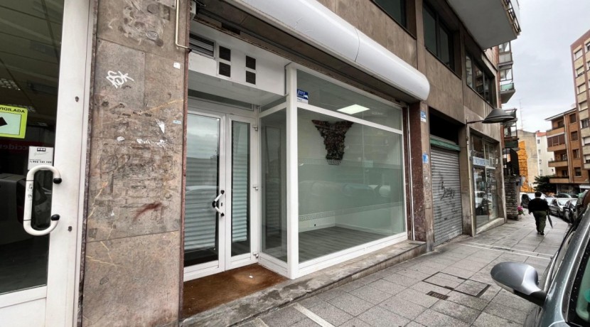 Local Comercial En Buen Estado Con Amplio Escaparate En Zona Ayuntamiento