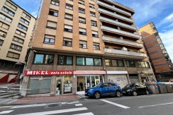 Local Comercial En Buen Estado Con Amplio Escaparate En Zona Ayuntamiento