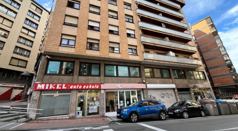 Local Comercial En Buen Estado Con Amplio Escaparate En Zona Ayuntamiento
