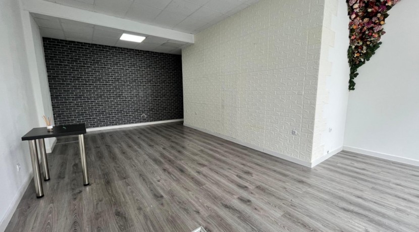 Local Comercial En Buen Estado Con Amplio Escaparate En Zona Ayuntamiento