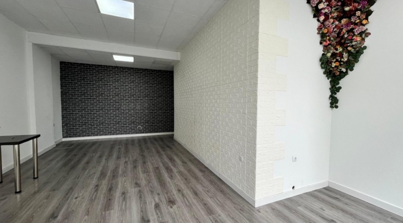 Local Comercial En Buen Estado Con Amplio Escaparate En Zona Ayuntamiento