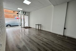 Local Comercial En Buen Estado Con Amplio Escaparate En Zona Ayuntamiento