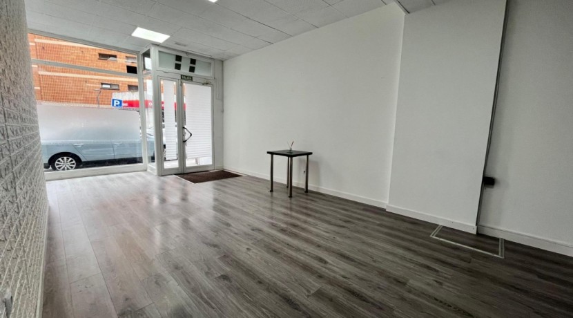 Local Comercial En Buen Estado Con Amplio Escaparate En Zona Ayuntamiento