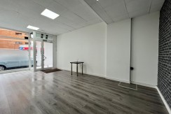 Local Comercial En Buen Estado Con Amplio Escaparate En Zona Ayuntamiento