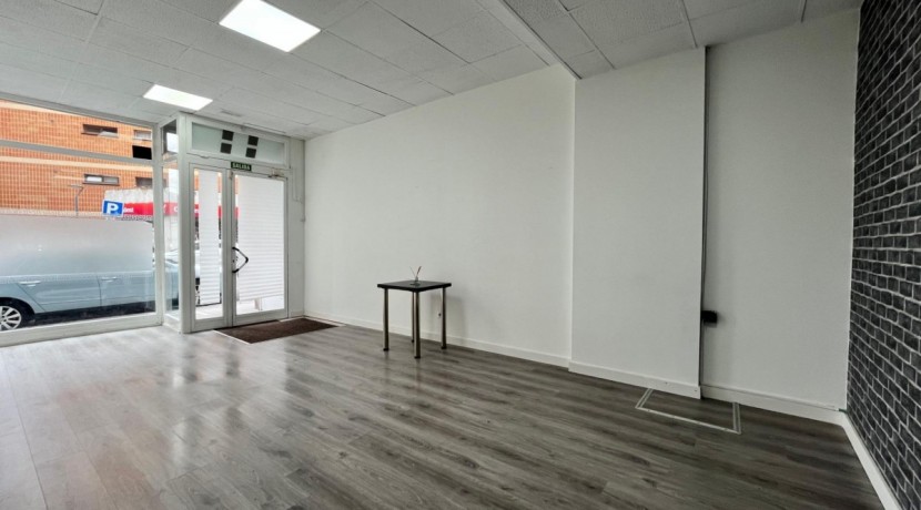 Local Comercial En Buen Estado Con Amplio Escaparate En Zona Ayuntamiento