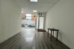 Local Comercial En Buen Estado Con Amplio Escaparate En Zona Ayuntamiento