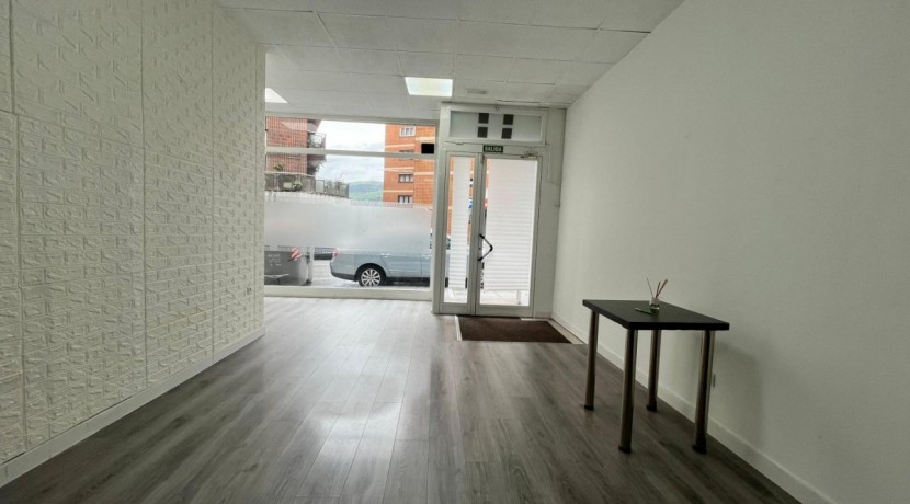 Local Comercial En Buen Estado Con Amplio Escaparate En Zona Ayuntamiento