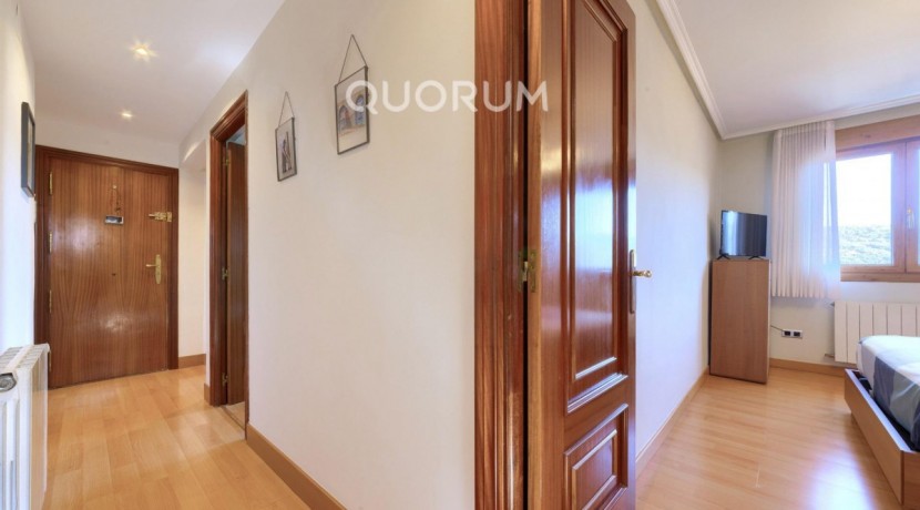 Piso Con VISTAS ESPECTACULARES De 3 Dormitorios, Amplio Balcón y Ascensores Cota Cero En Zona Burros