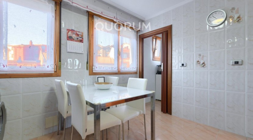 Piso Con VISTAS ESPECTACULARES De 3 Dormitorios, Amplio Balcón y Ascensores Cota Cero En Zona Burros