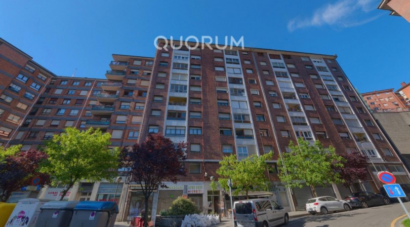 Piso Con VISTAS ESPECTACULARES De 3 Dormitorios, Amplio Balcón y Ascensores Cota Cero En Zona Burros