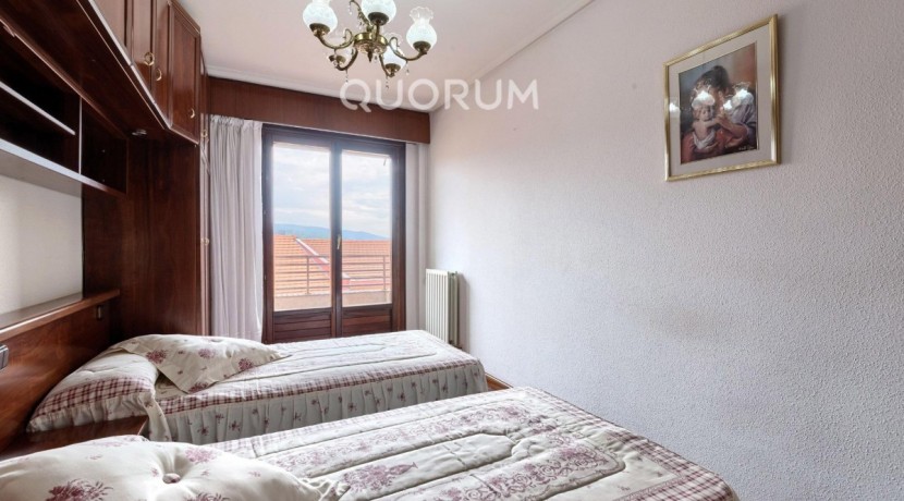 Piso Luminoso De 2 Dormitorios y 2 Baños Con Ascensor Cota Cero, Garaje y Trastero Incluidos En Zona Basozelai