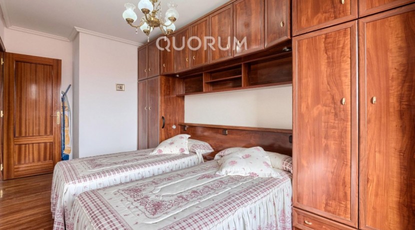 Piso Luminoso De 2 Dormitorios y 2 Baños Con Ascensor Cota Cero, Garaje y Trastero Incluidos En Zona Basozelai