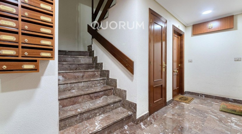 Piso Luminoso De 2 Dormitorios y 2 Baños Con Ascensor Cota Cero, Garaje y Trastero Incluidos En Zona Basozelai