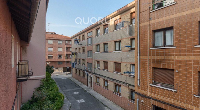 Precioso Piso Reformado De 2 Dormitorios Con Balcón En Zona Basozelai