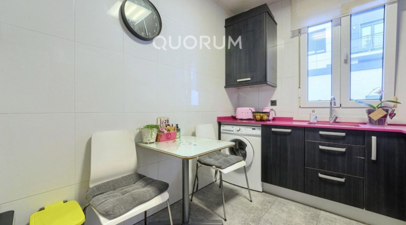 Precioso Piso Reformado De 2 Dormitorios Con Balcón En Zona Basozelai