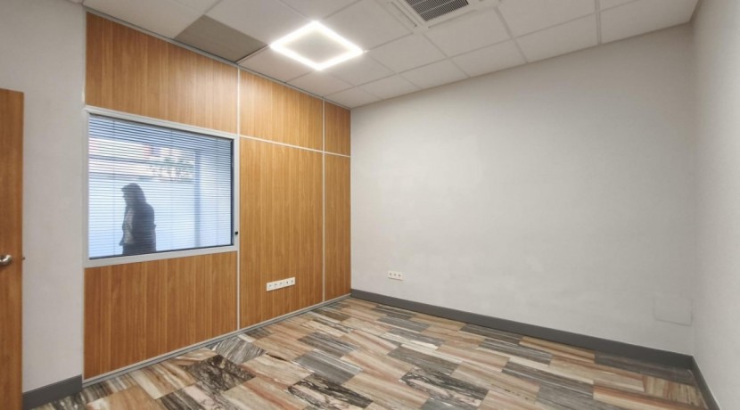 Se Alquila Local Comercial En Barakaldo Zona Centro De 85 m2