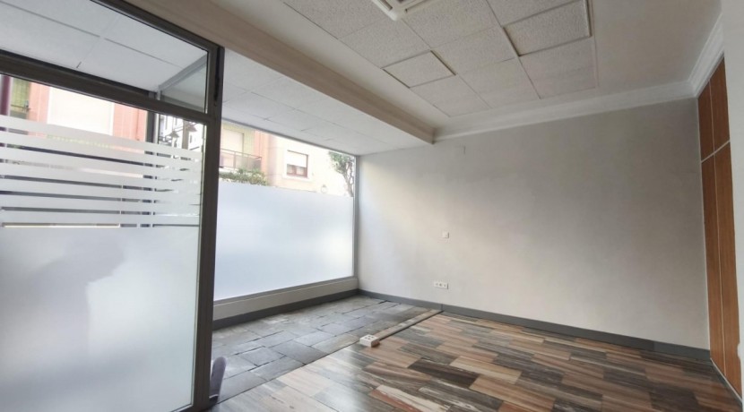 Se Alquila Local Comercial En Barakaldo Zona Centro De 85 m2