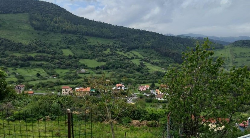 Se Vende Casa Adosada De dos Habitaciones En Zierbena con 1840 m2 de terreno.