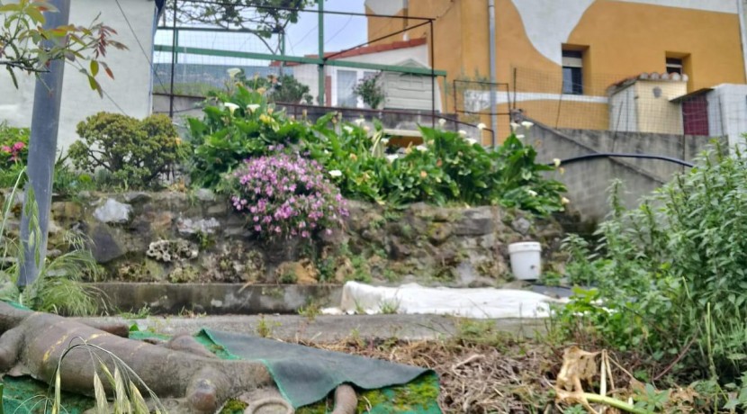 Se Vende Casa Adosada De dos Habitaciones En Zierbena con 1840 m2 de terreno.