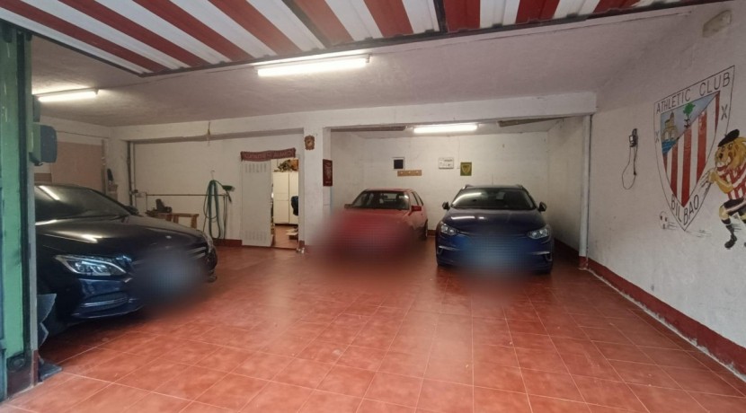Se Vende Local En Santurtzi Zona Kabiezes de 110m2 Con Vado.