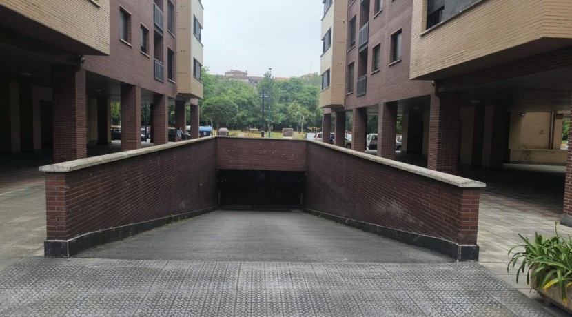 Se Vende Parcela De Garaje Para Coche Grande En Etxebarri