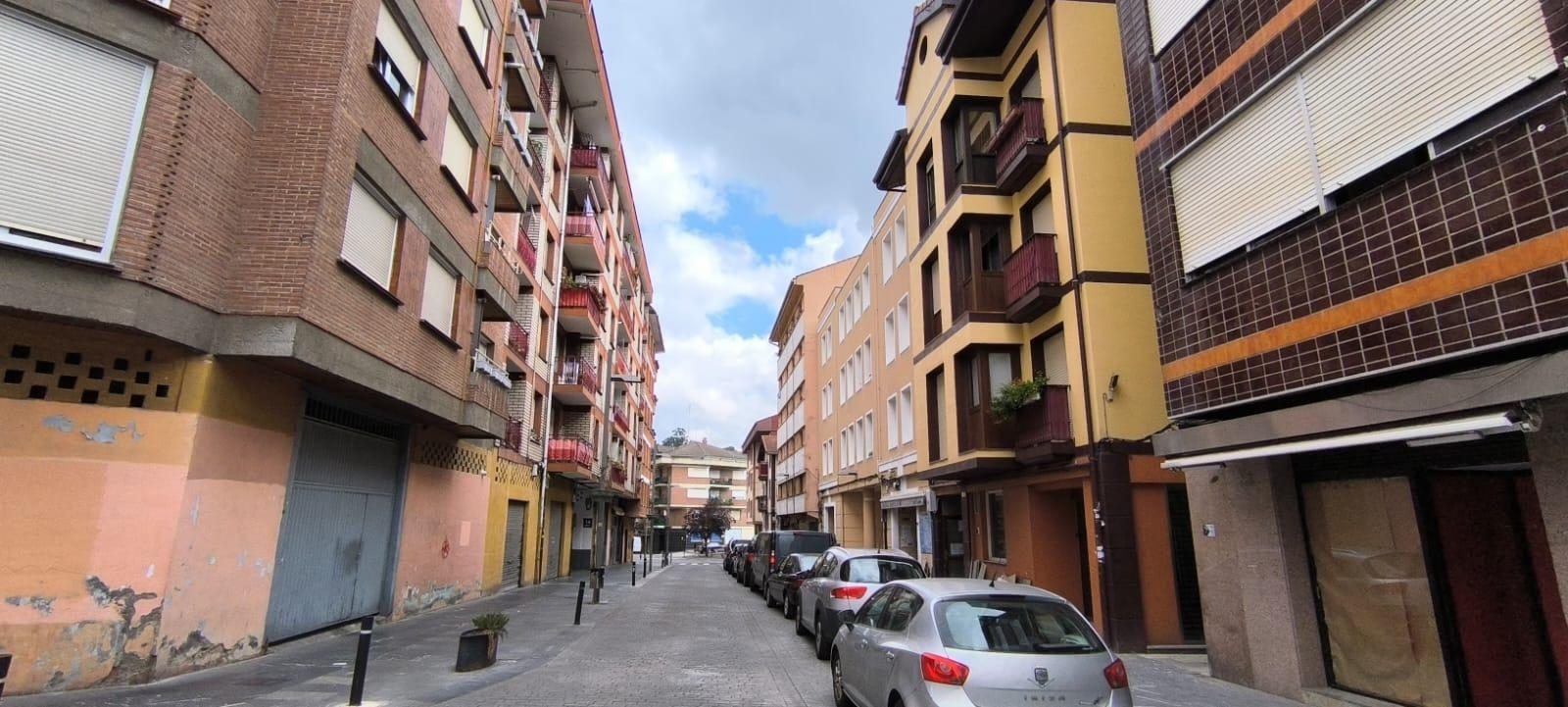 Se Vende Piso De 2 Habitaciones, Alcoba y Balcón En Ugao- Miraballes