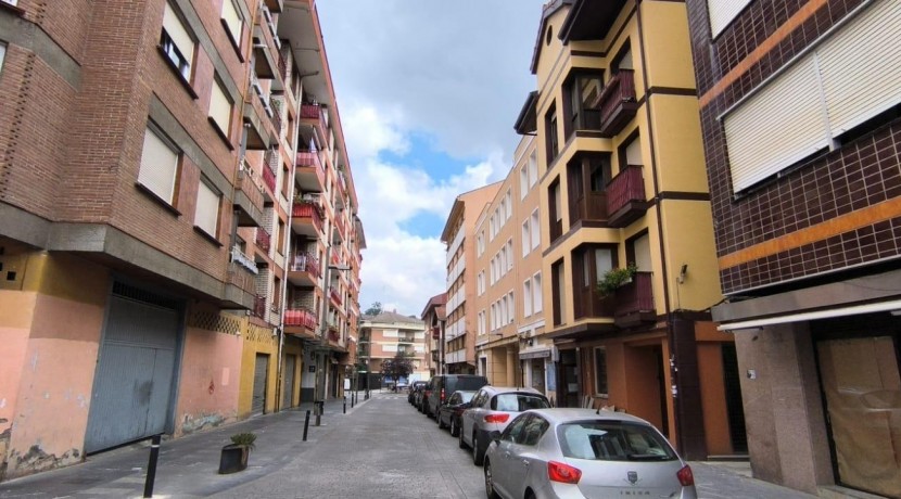 Se Vende Piso De 2 Habitaciones, Alcoba y Balcón En Ugao- Miraballes