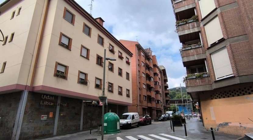 Se Vende Piso De 2 Habitaciones, Alcoba y Balcón En Ugao- Miraballes