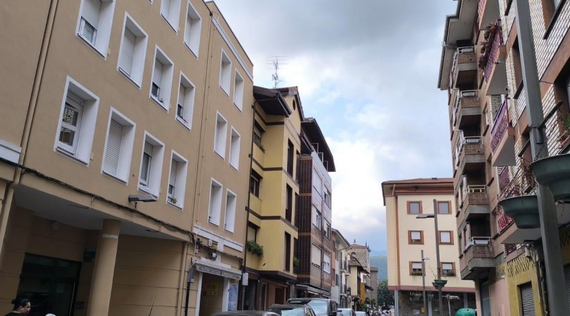 Se Vende Piso De 2 Habitaciones, Alcoba y Balcón En Ugao- Miraballes