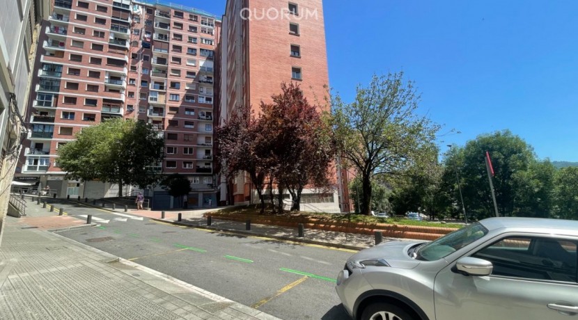 Venta de local comercial 40 m2 a pie de calle y entreplanta, en Zona Iturriaga-Santutxu.