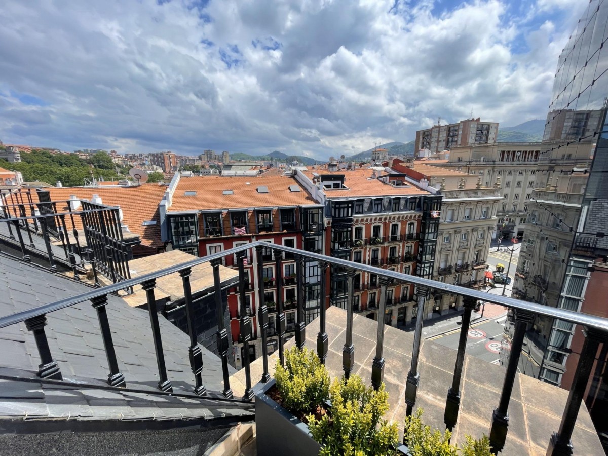 Atico con terraza en Abando