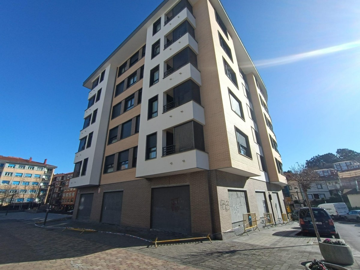Se Alquila Local Comercial De 120 m2 En El Valle de Trapaga.