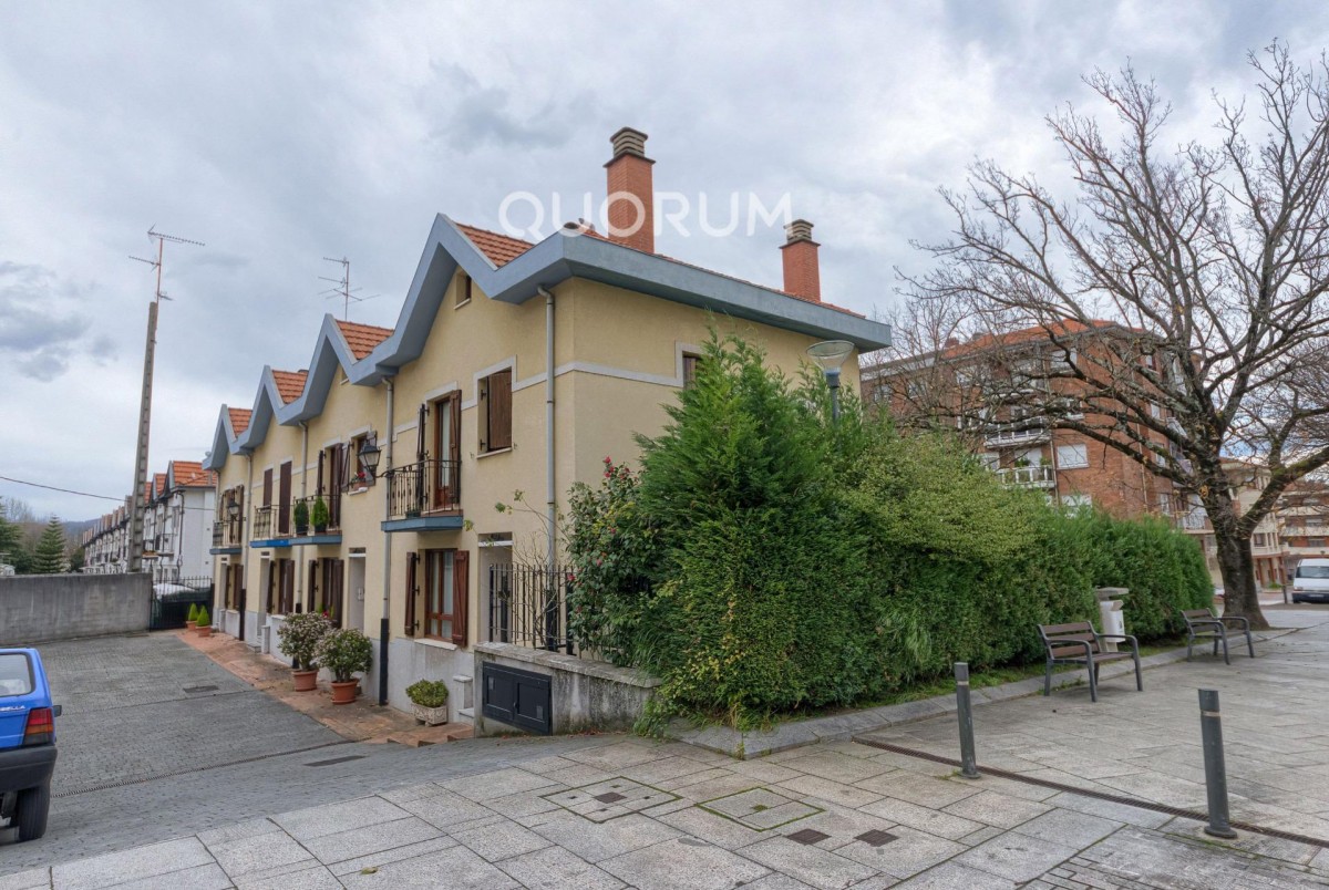 Precioso Adosado De 4 Dorm. y 4 Baños Con Amplia Terraza, Txoko y Garaje En Zona San Miguel