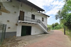 Casa Adosada De 3 Habitaciones, Terraza Y Terreno En Bengoetxe