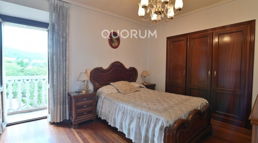 Casa Adosada De 3 Habitaciones, Terraza Y Terreno En Bengoetxe