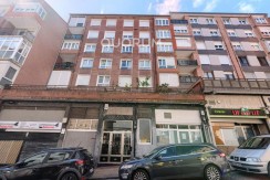 Confort y calidez junto al centro. A 2 minutos del metro. Disfruta de una dinámica vida urbana. 3 dormitorios. Amueblado. Altura. Ascensor. Camarote.