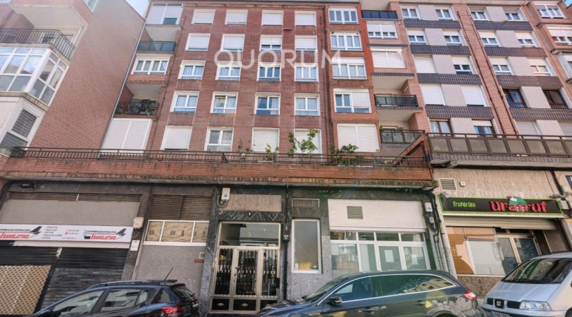 Confort y calidez junto al centro. A 2 minutos del metro. Disfruta de una dinámica vida urbana. 3 dormitorios. Amueblado. Altura. Ascensor. Camarote.